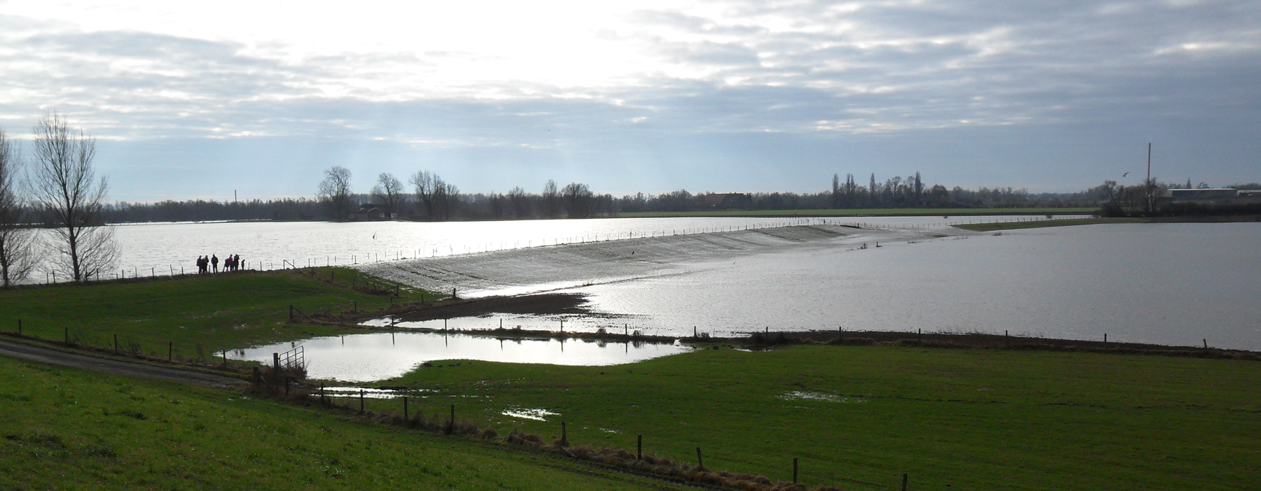 Overstromende-dijk-2